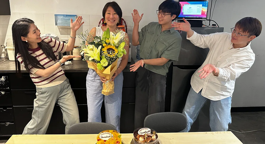 同事在办公室茶水间以鲜花和蛋糕庆祝生日