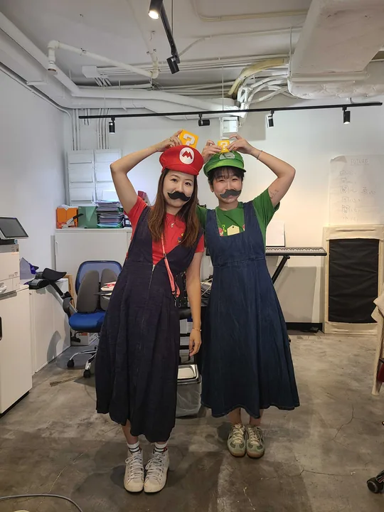 同事在办公室扮装日打扮成Mario及Luigi