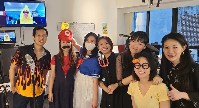 MeeOpp 团队成员身穿服装在办公室内聚首