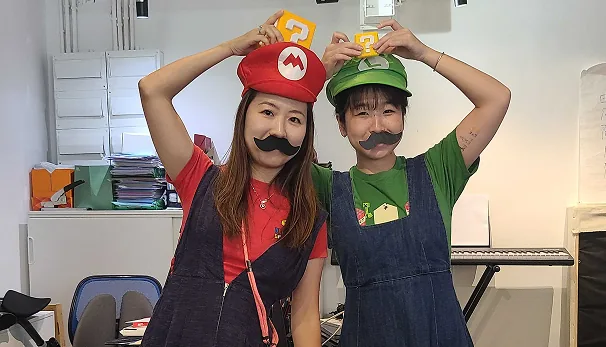 两位MeeOpp同事在办公室变装日打扮成Mario和Luigi