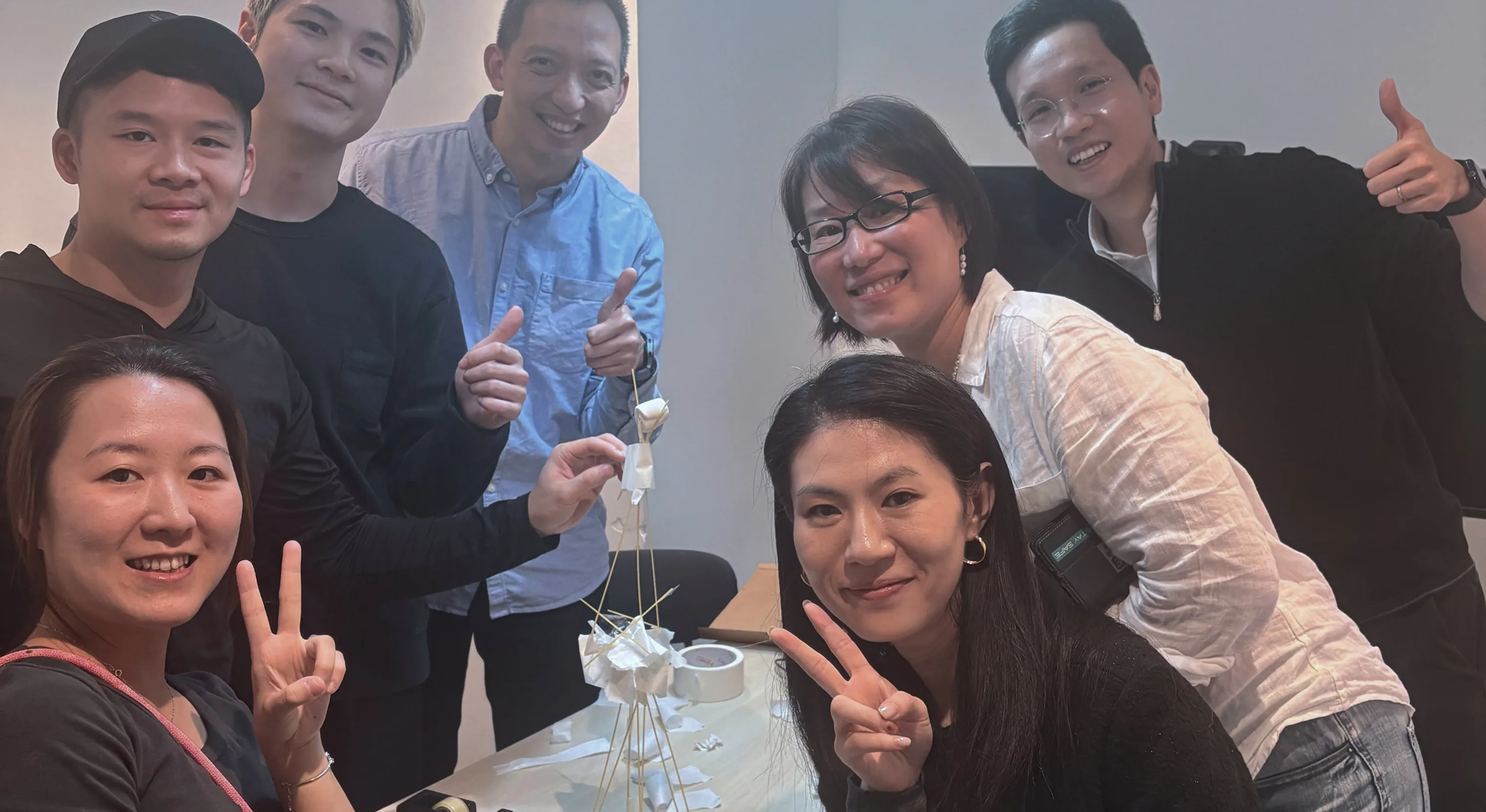同事在棉花糖意粉高塔挑战中合照自拍